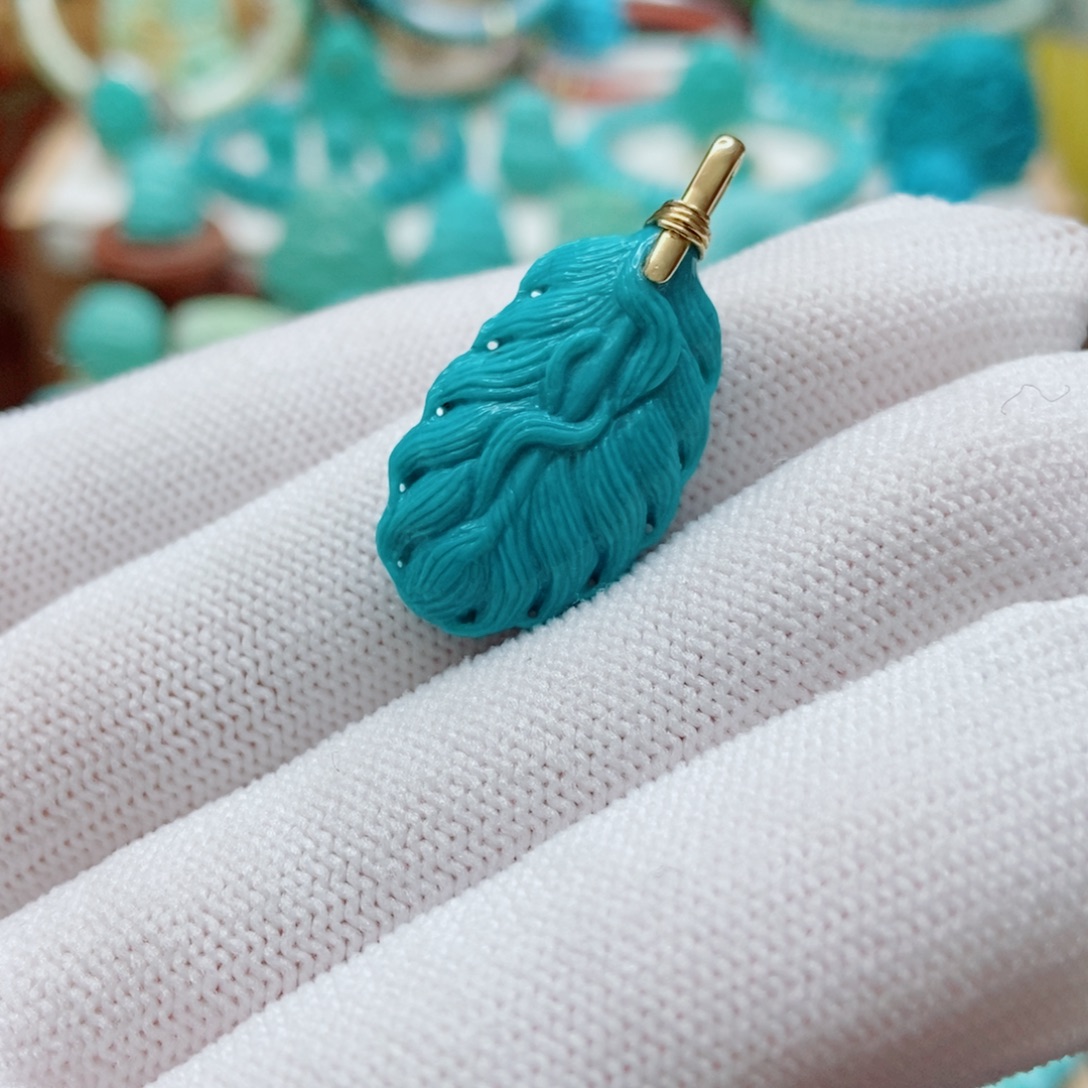 绿松石18K金镶嵌羽毛吊坠