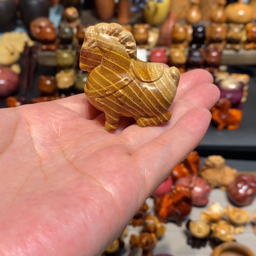 木质C****11匹柘木马