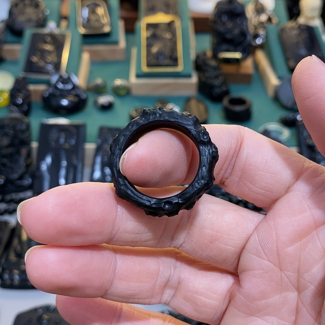 蛇纹石玉颈饰未镶嵌墨*孞