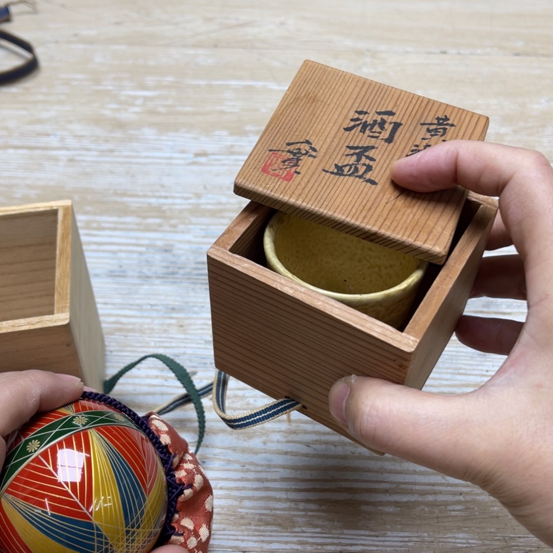 瓷片9**7密密麻麻地排列着一个