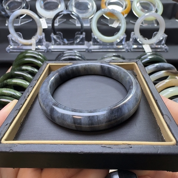 和田玉未镶嵌手镯