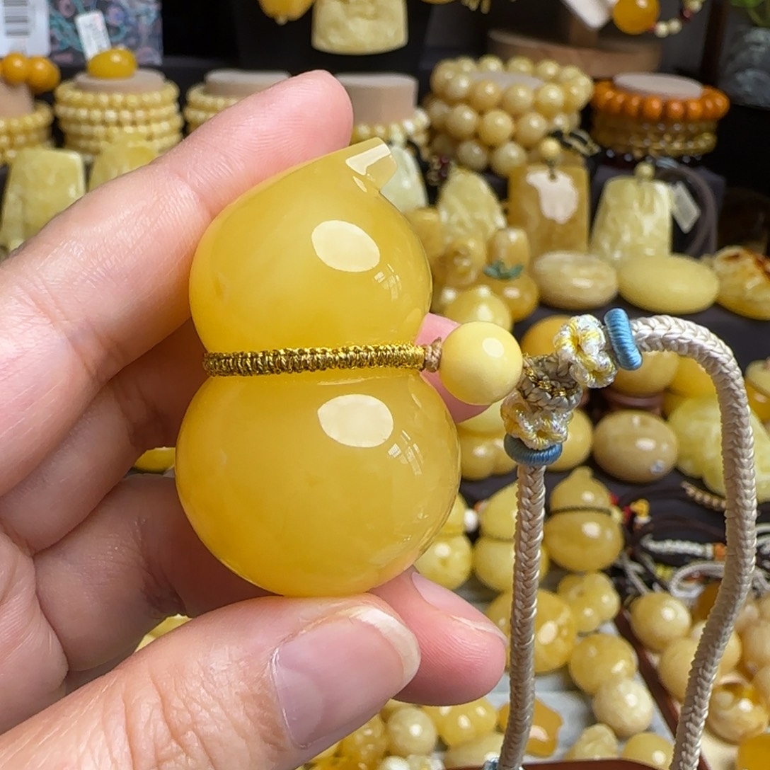 琥珀未镶嵌套链天然俄料鸡油黄蜜蜡葫芦吊坠