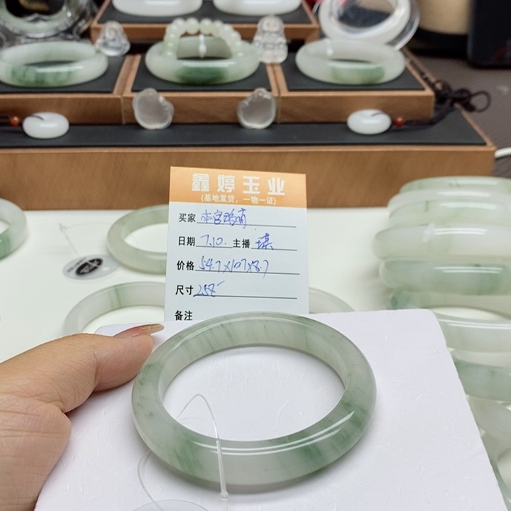 本****石英质玉手镯未镶嵌