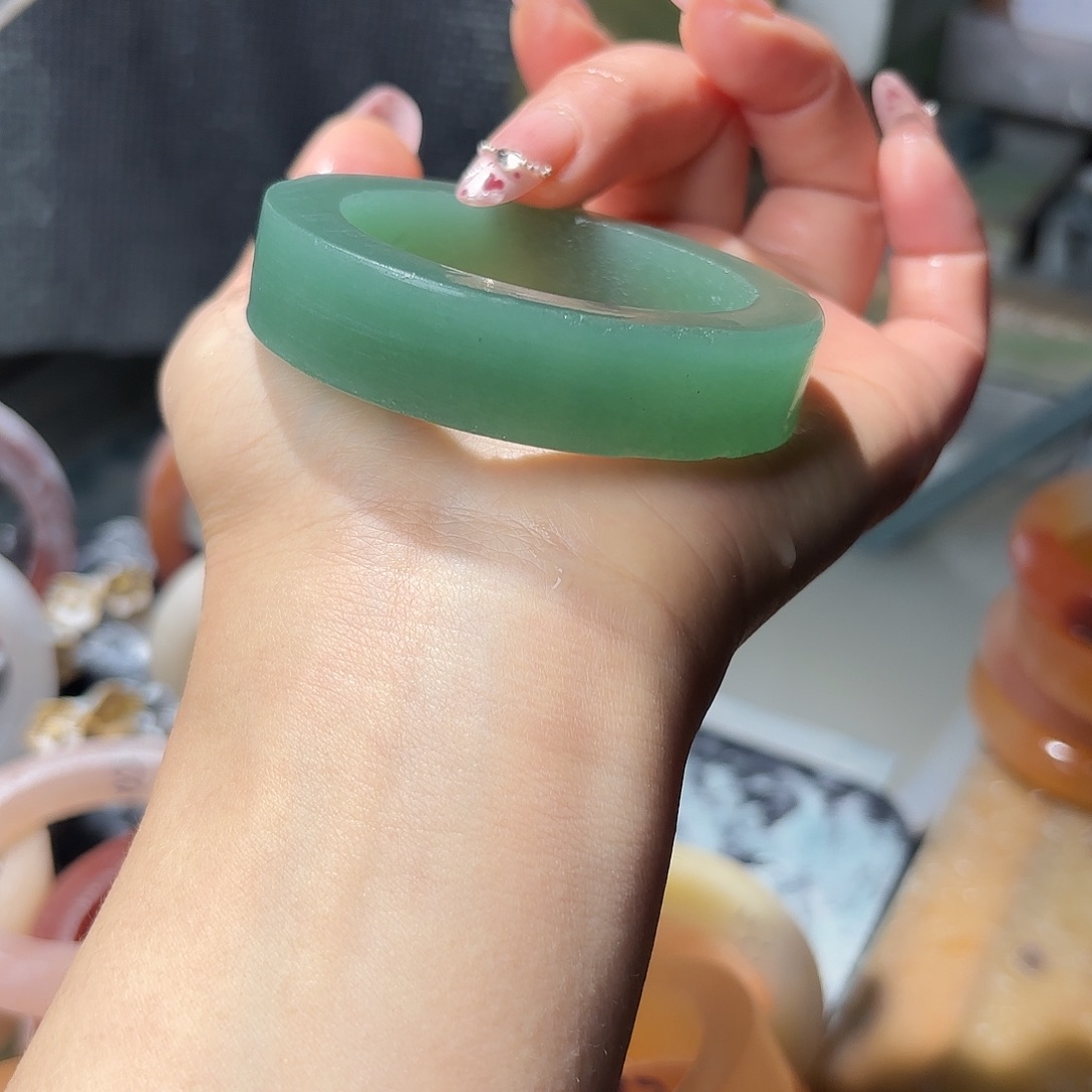 柳***语石英质玉未镶嵌手镯