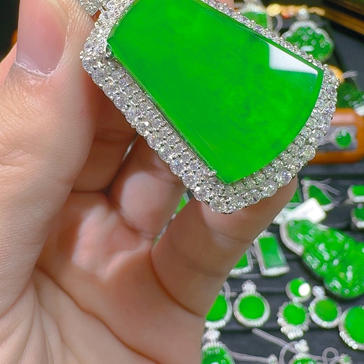 翡翠吊坠(赠链)银S925镶嵌长**飘翡翠