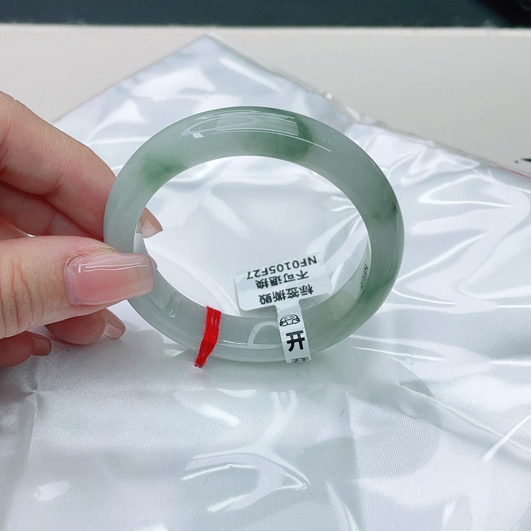 翡翠手镯未镶嵌正52