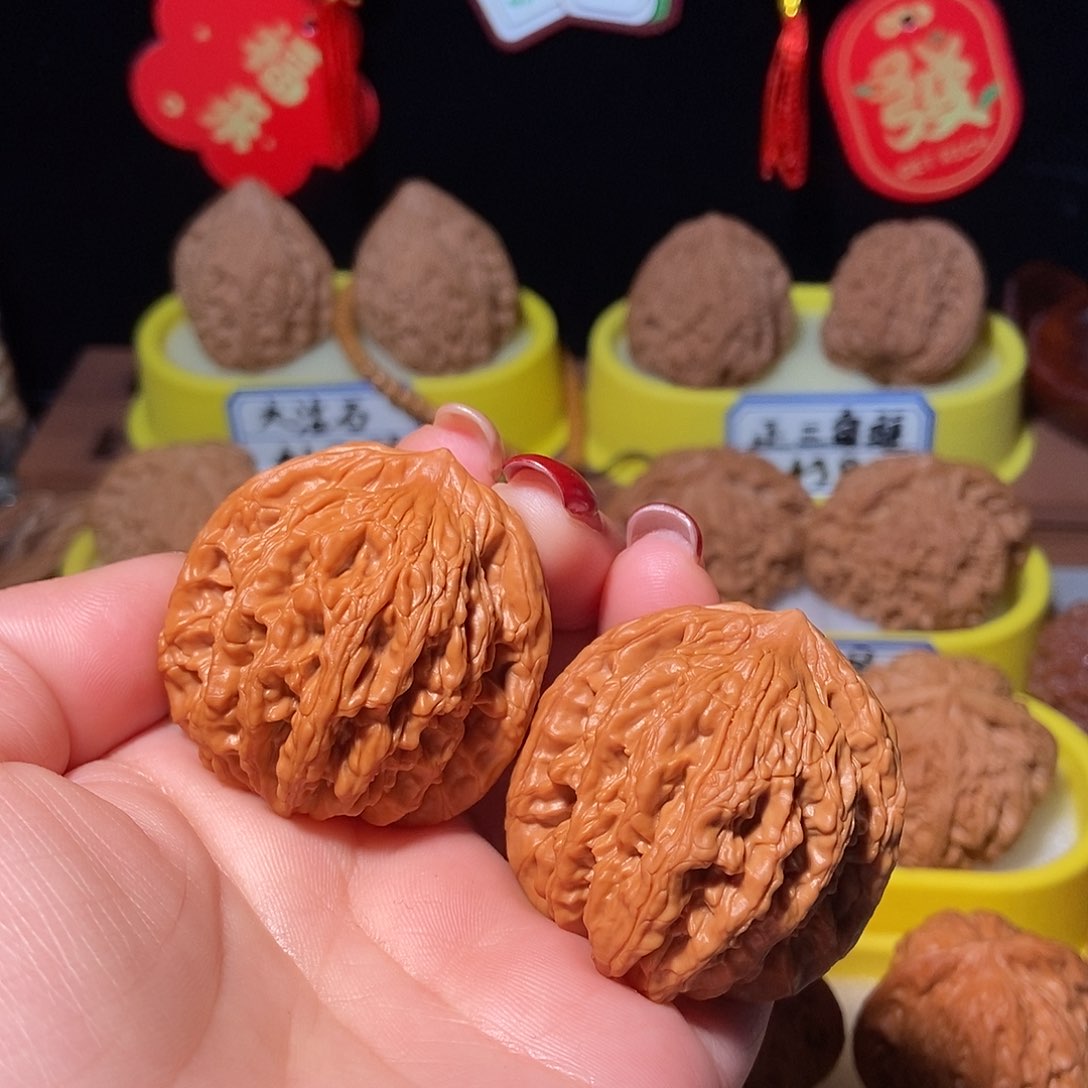 文玩核桃吊坠虎头