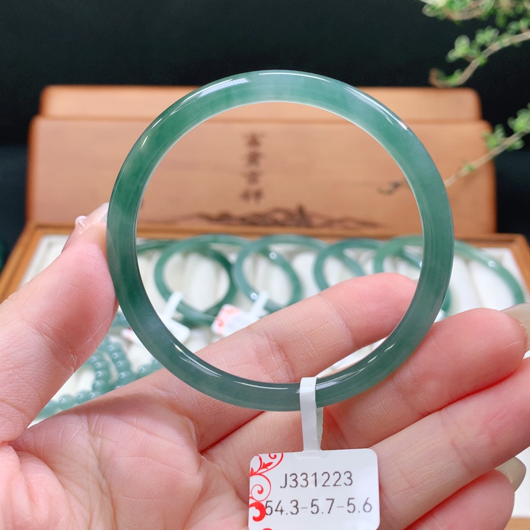 翡翠手镯未镶嵌天然