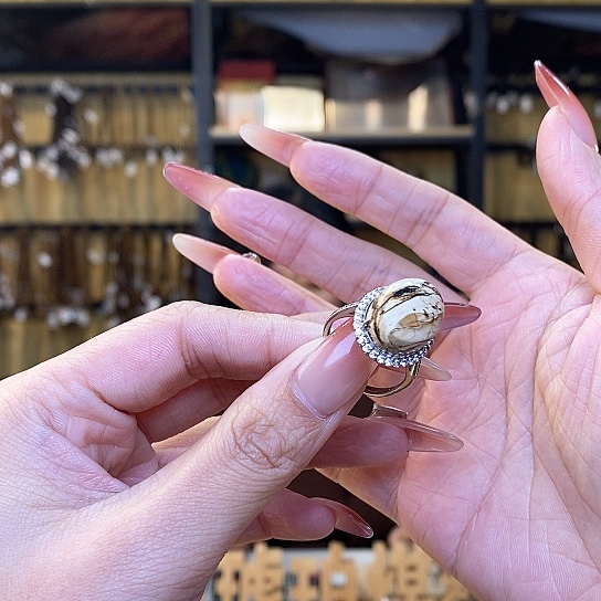 琥珀裸石未镶嵌淡*抚顺琥珀干白