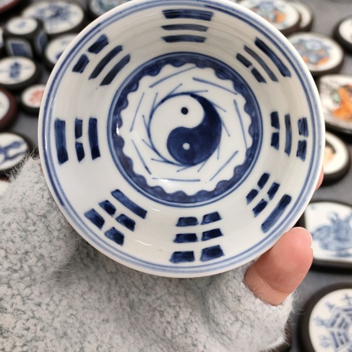 瓷片青花八卦杯子一个