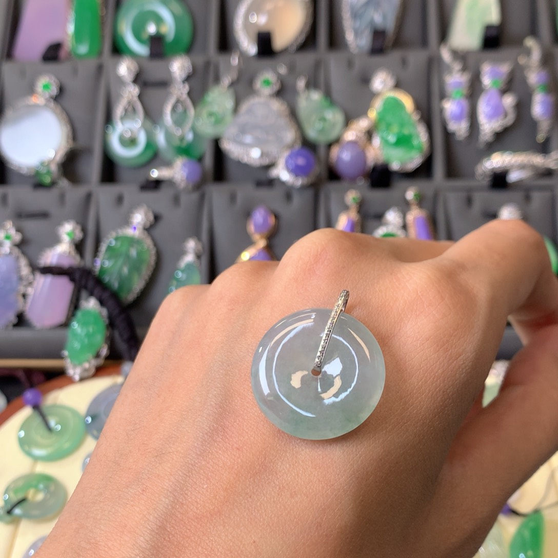 翡翠颈饰18K金镶嵌吊坠