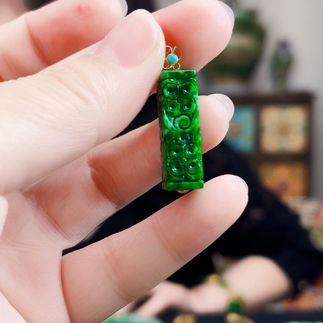 翡翠18K金镶嵌颈饰吊坠