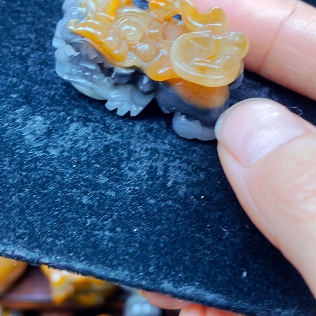 未镶嵌石英质玉（黄龙玉）颈饰