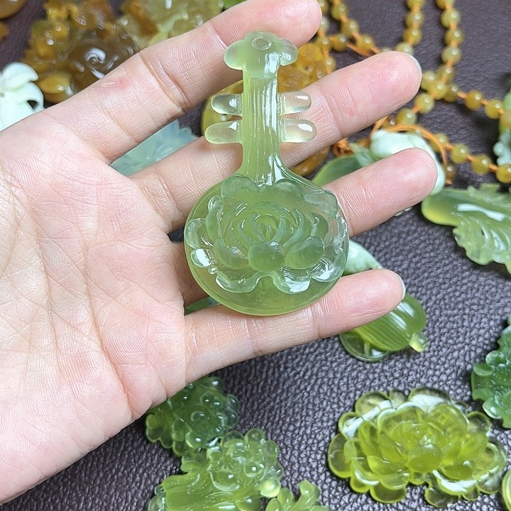 蛇纹石玉颈饰未镶嵌?****