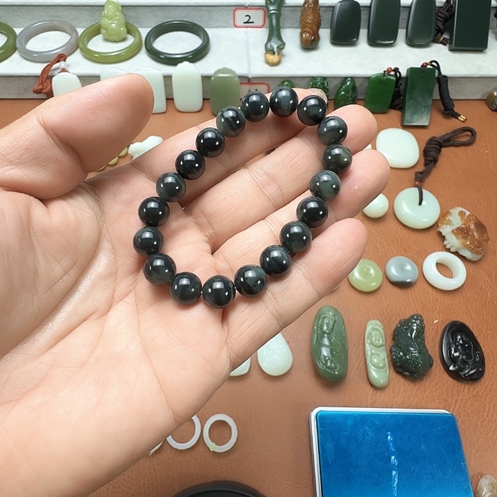 点***人和田玉未镶嵌颈饰