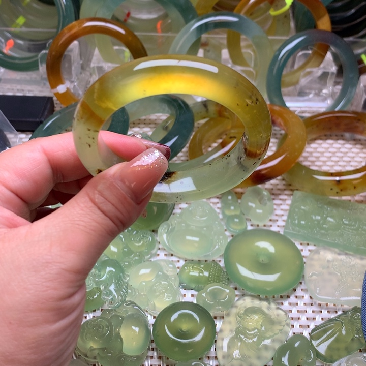 蛇纹石玉手镯52圈口微瑕未镶嵌