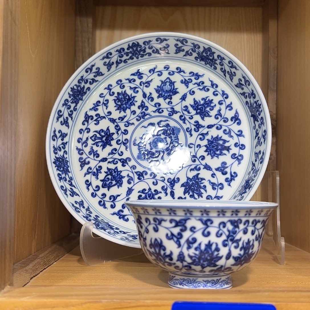 狠***，青花缠枝莲壶承大压手