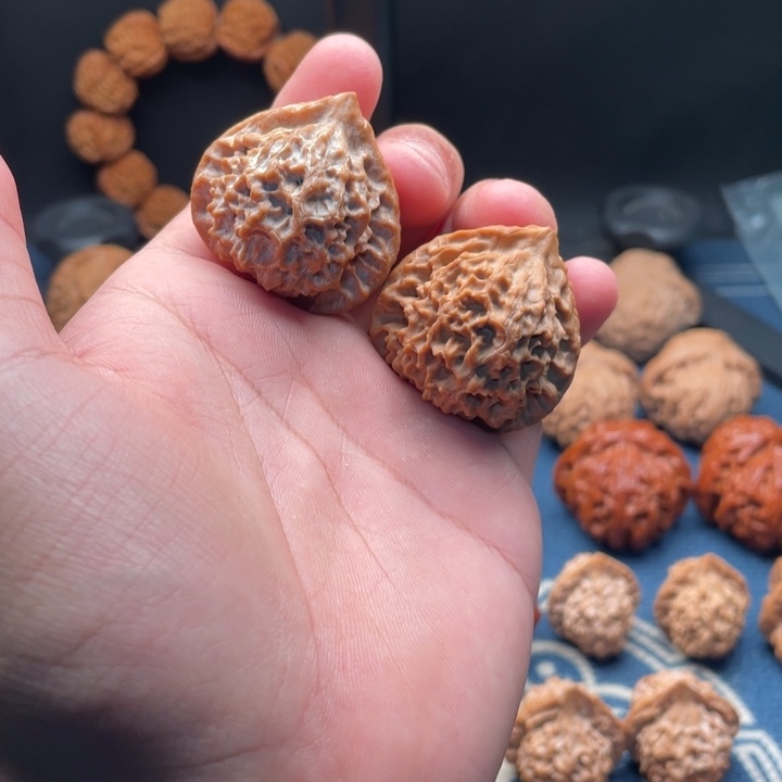 吊坠文玩核桃在**逃1珊瑚塔