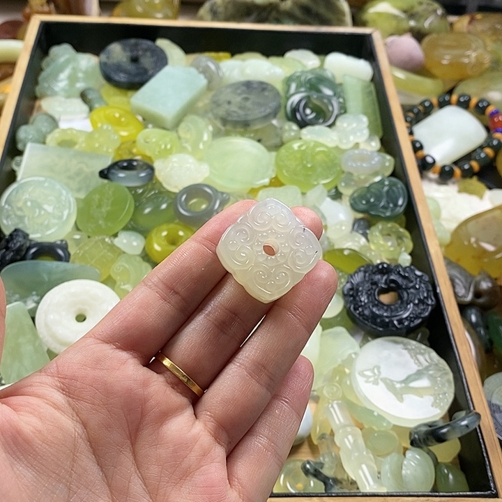 蛇纹石玉合金颈饰