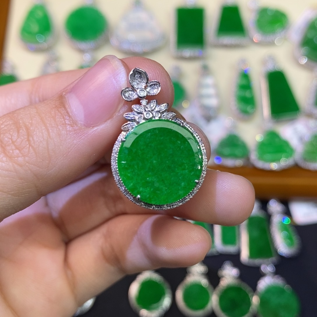 翡翠吊坠(不含链)18K金镶嵌山***?