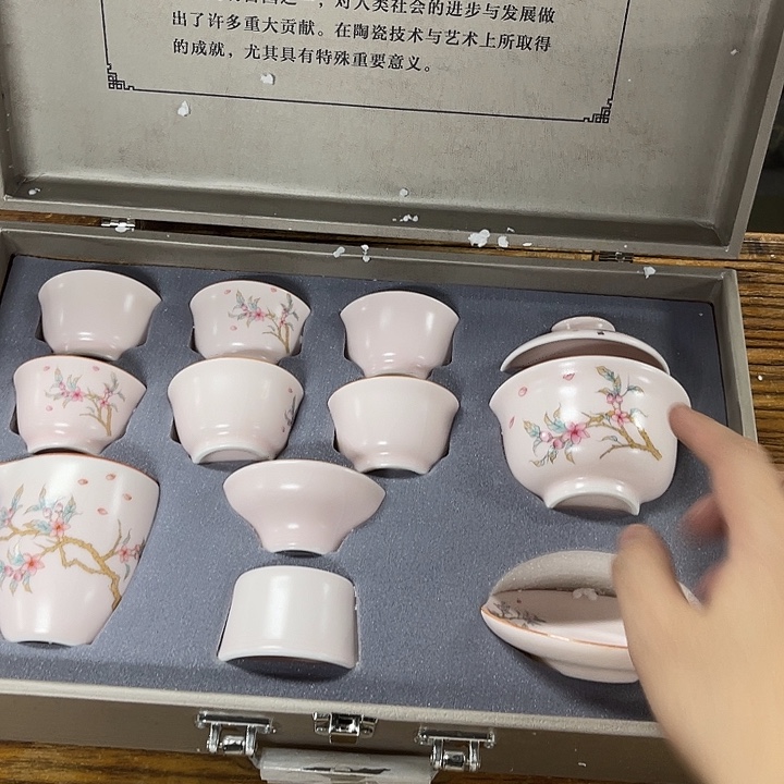 孤品茶具套装等。        
