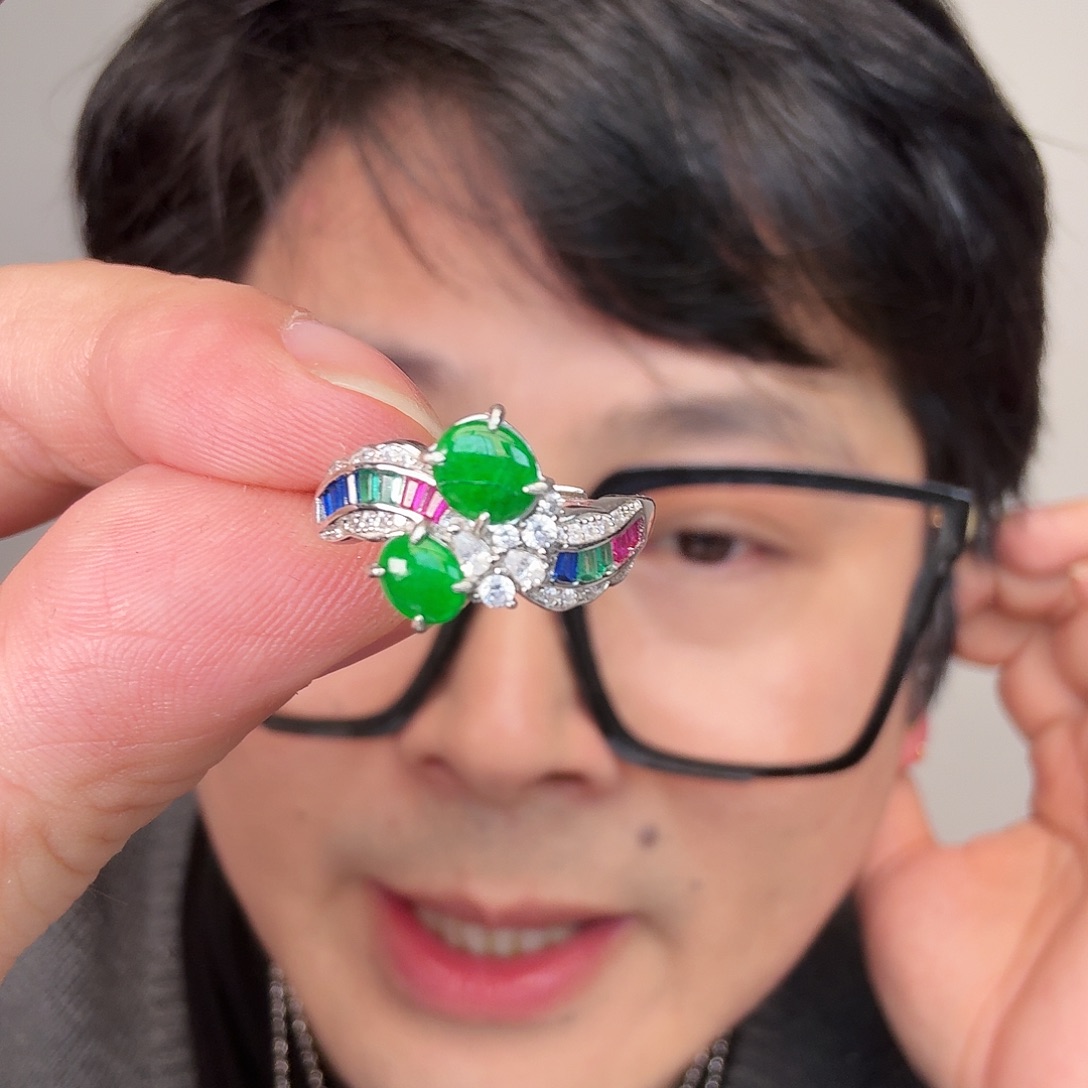 翡翠未镶嵌颈饰一件