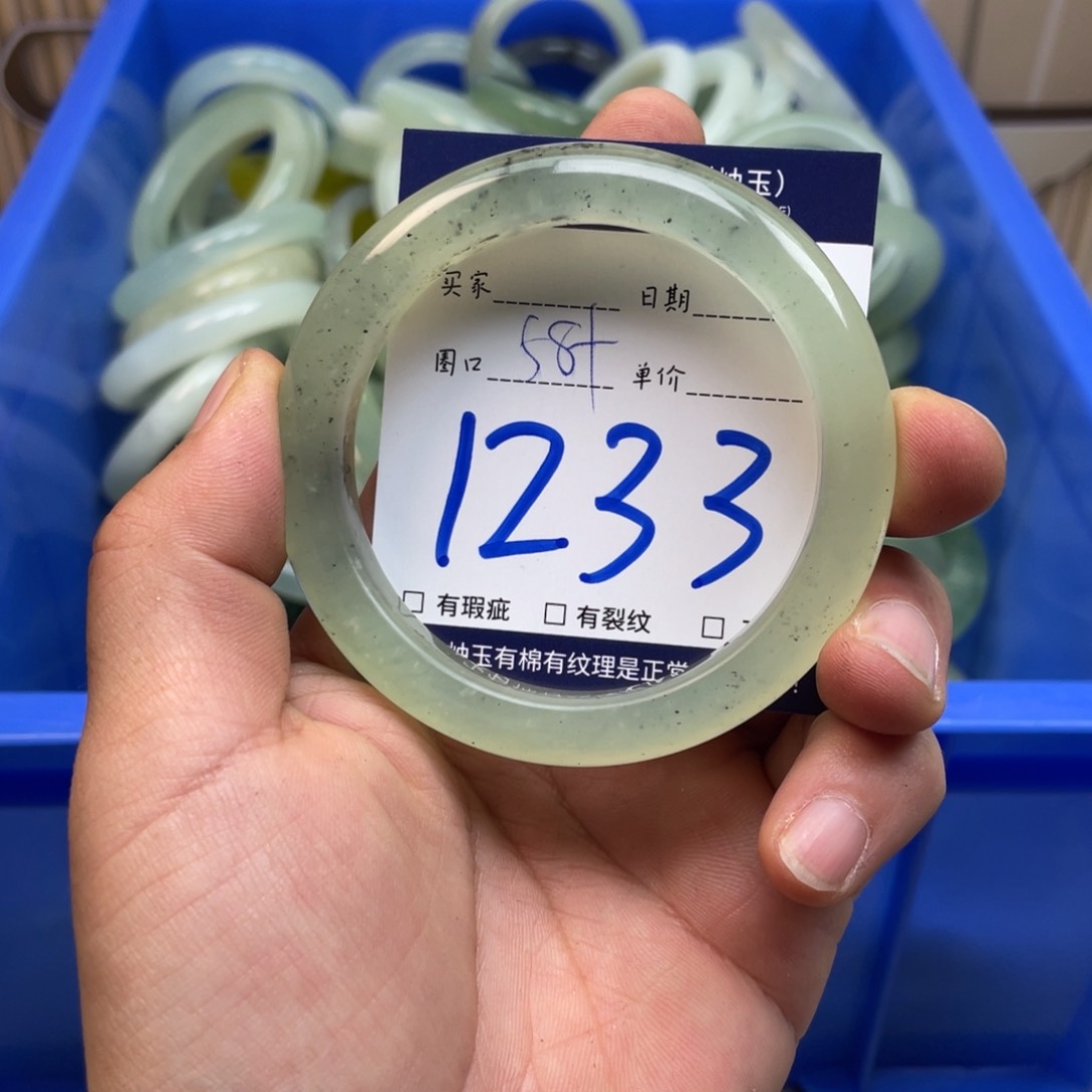 岫玉手镯手镯未镶嵌