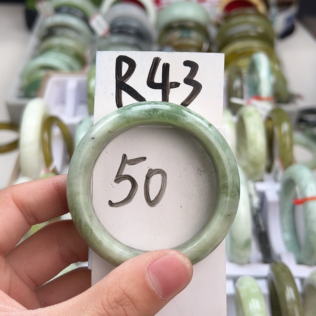 岫玉手镯未镶嵌天然岫玉微瑕，可以正常佩戴