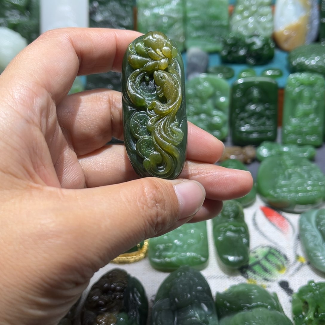 和田玉颈饰未镶嵌?**圣