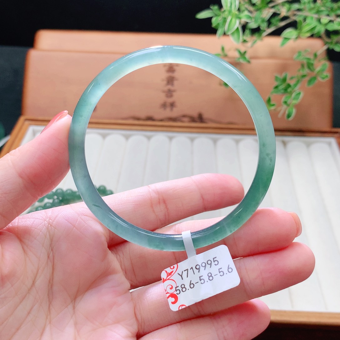 未镶嵌手镯（圆镯）翡翠
