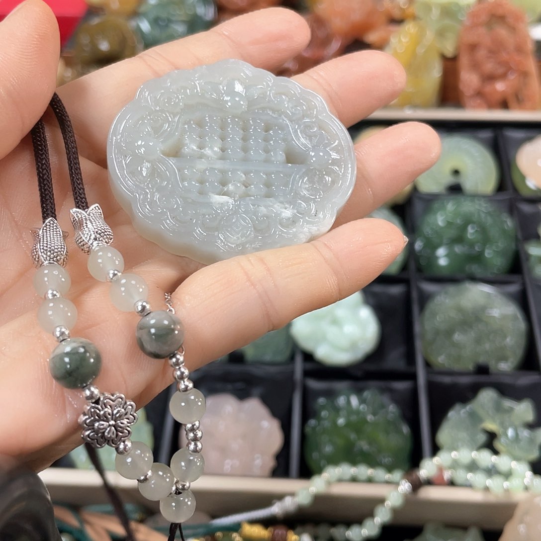 蛇纹石玉颈饰未镶嵌