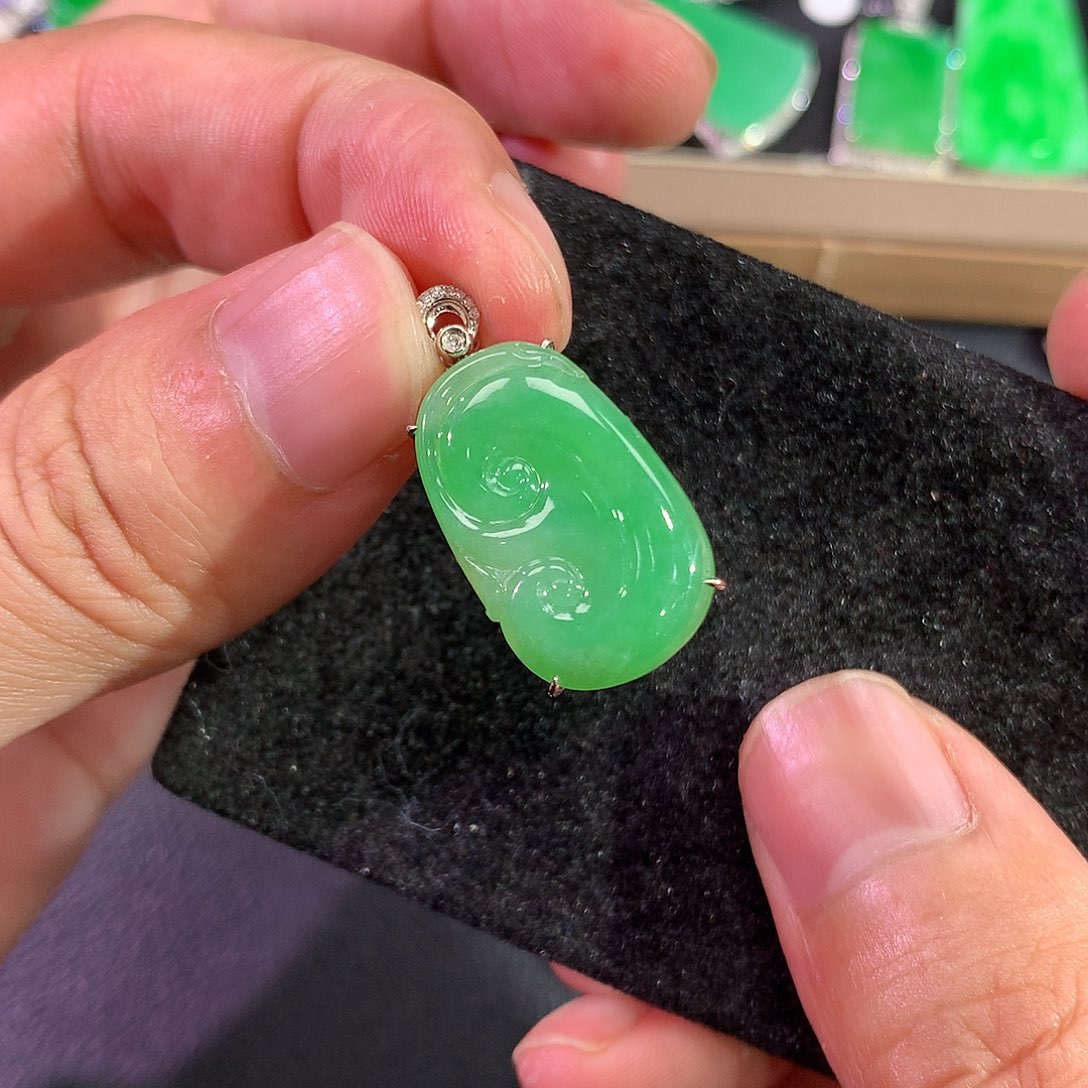 翡翠吊坠(赠链)18K金镶嵌