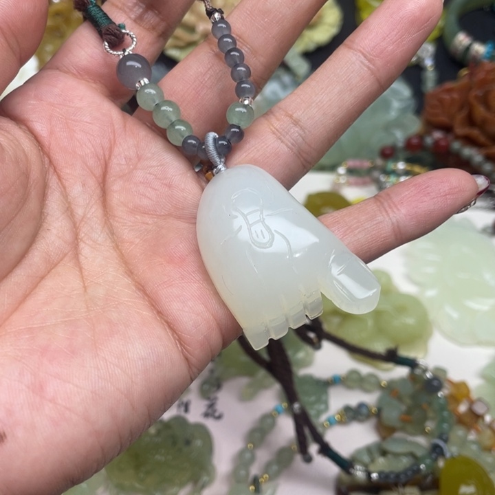 蛇纹石玉未镶嵌颈饰
