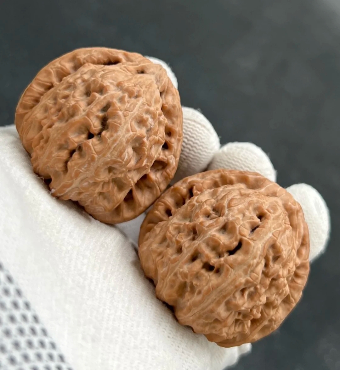 文玩核桃吊坠白狮子