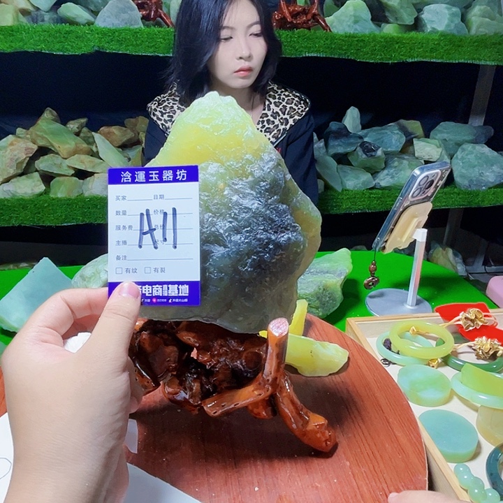 人***戏未镶嵌蛇纹石玉纯天然岫玉摆石摆件