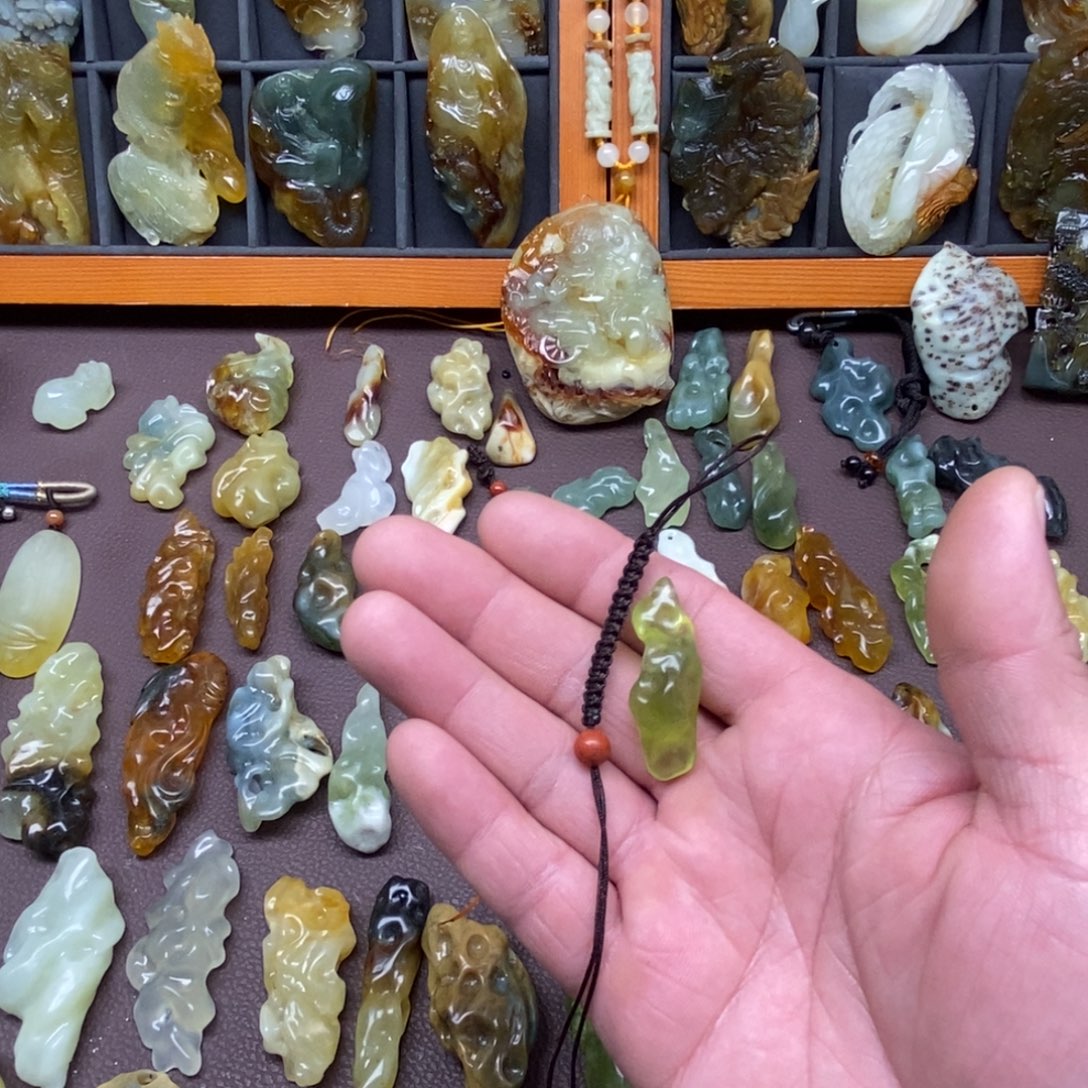 ༺***༻蛇纹石玉未镶嵌颈饰