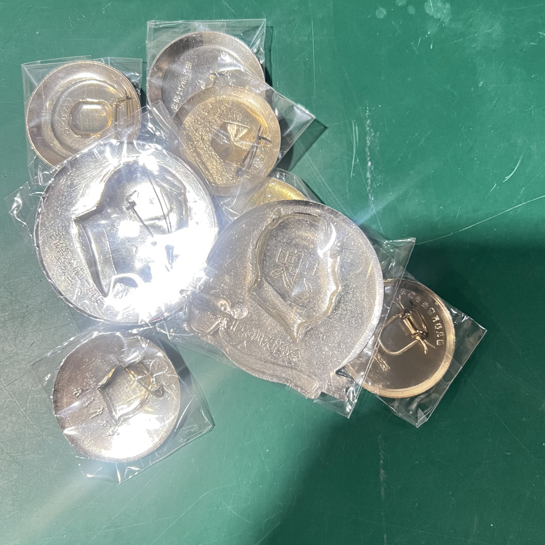 毛像章金色头像金边放光芒红色收藏品