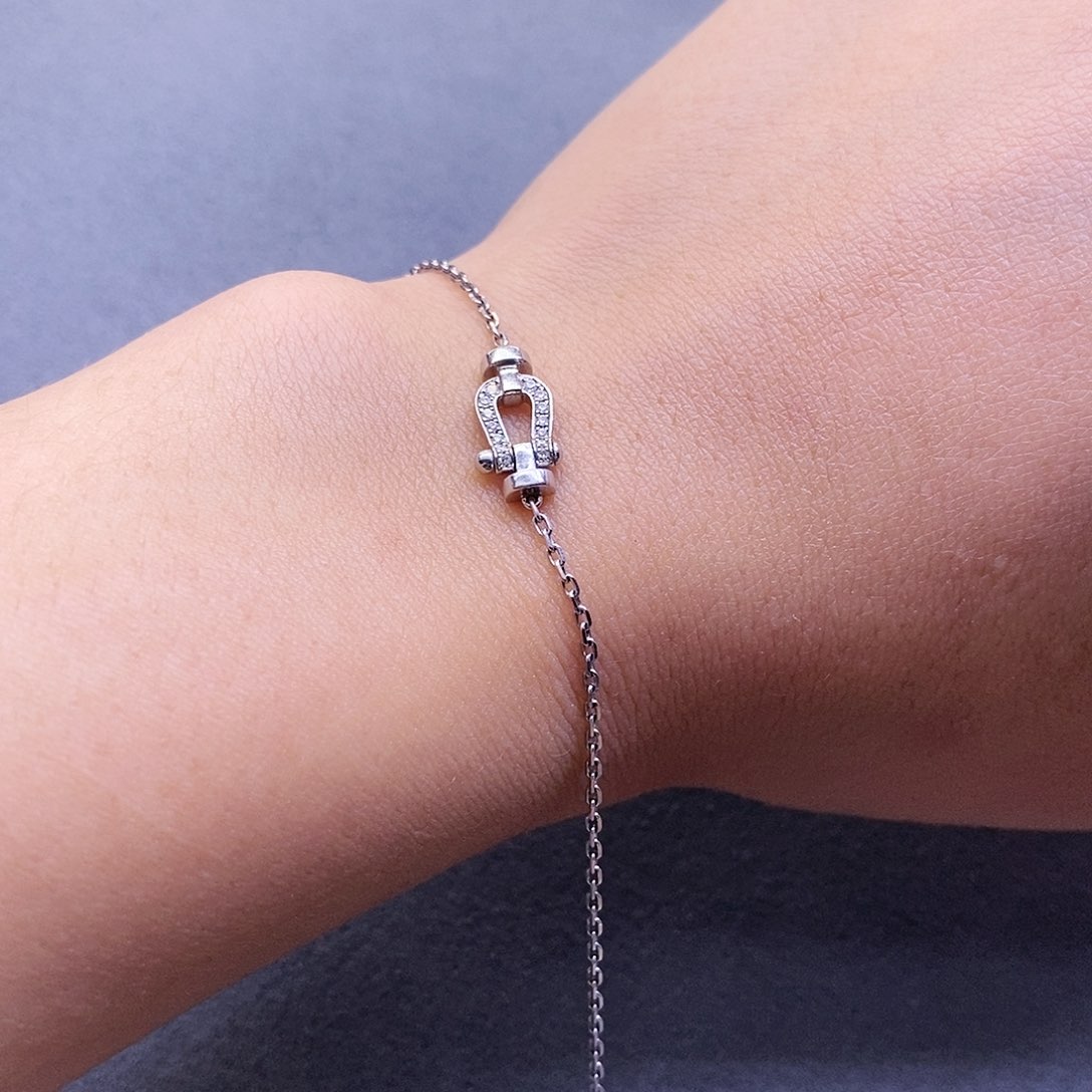 钻石手链18K金镶嵌小马蹄手链k白