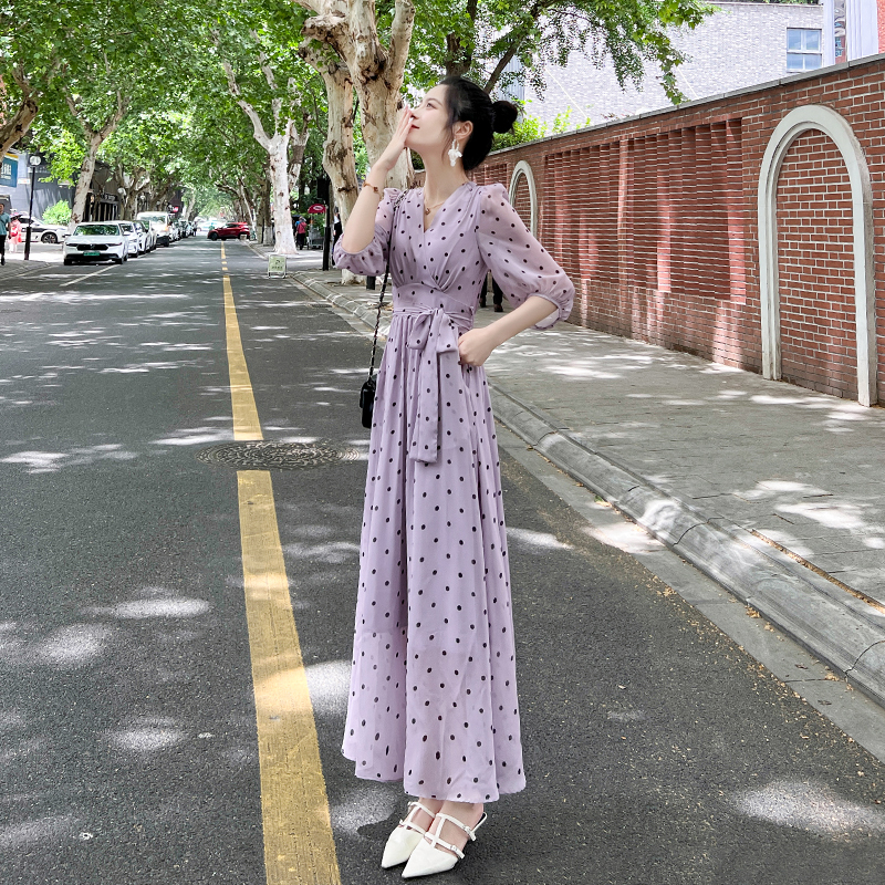 2025夏季新款紫色波点v领连衣裙女气质收腰显瘦中长款茶歇长裙子