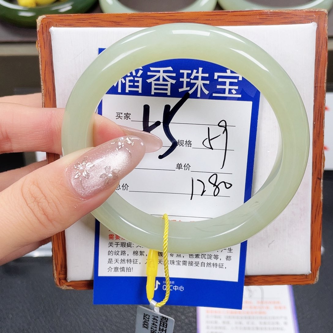 和田玉手镯未镶嵌