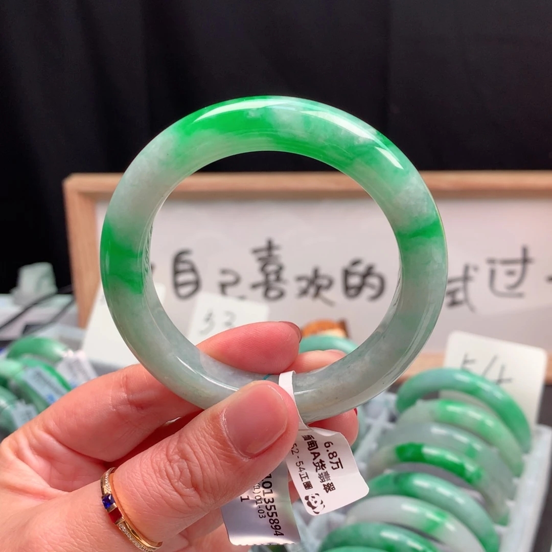 浓阳绿 色有冰感 底子有棉感 价格香 无瑕 缅甸A货翡翠手镯