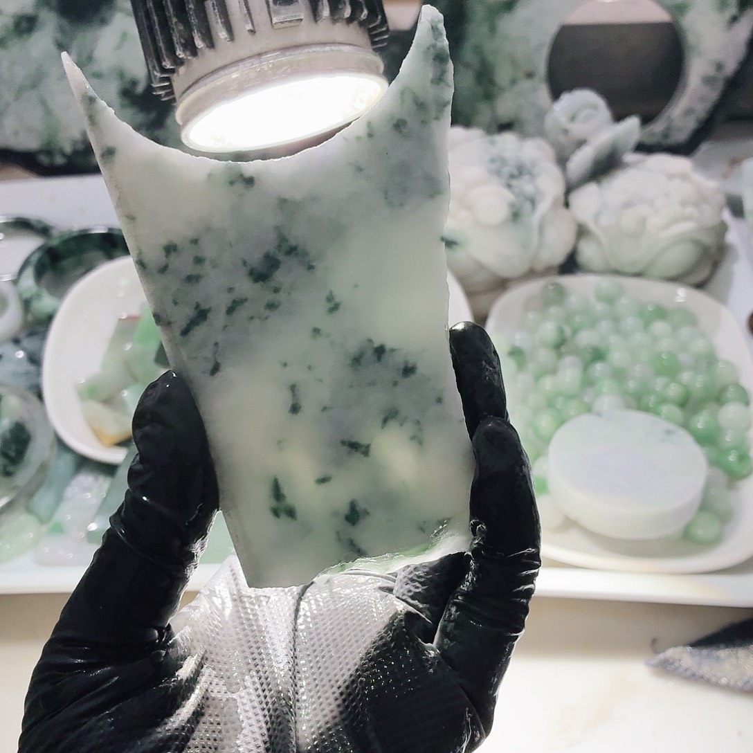 翡翠未镶嵌颈饰边角料