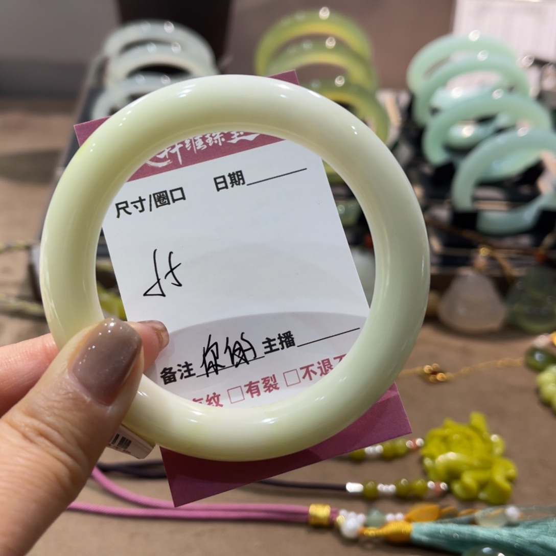 岫玉手镯未镶嵌你**贝