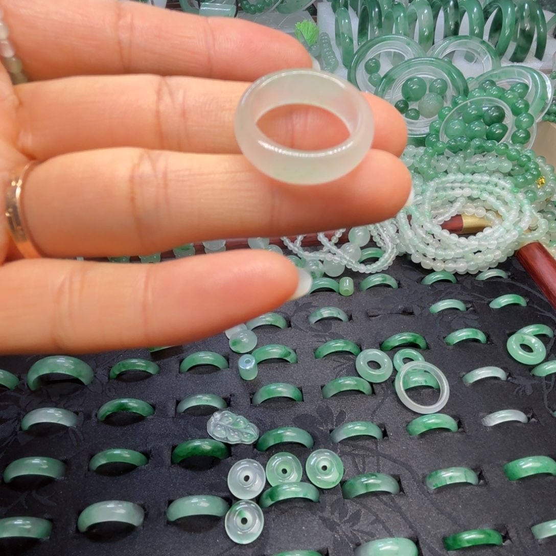 石英质玉（非洲翠）未镶嵌散珠戒指圈口11.5