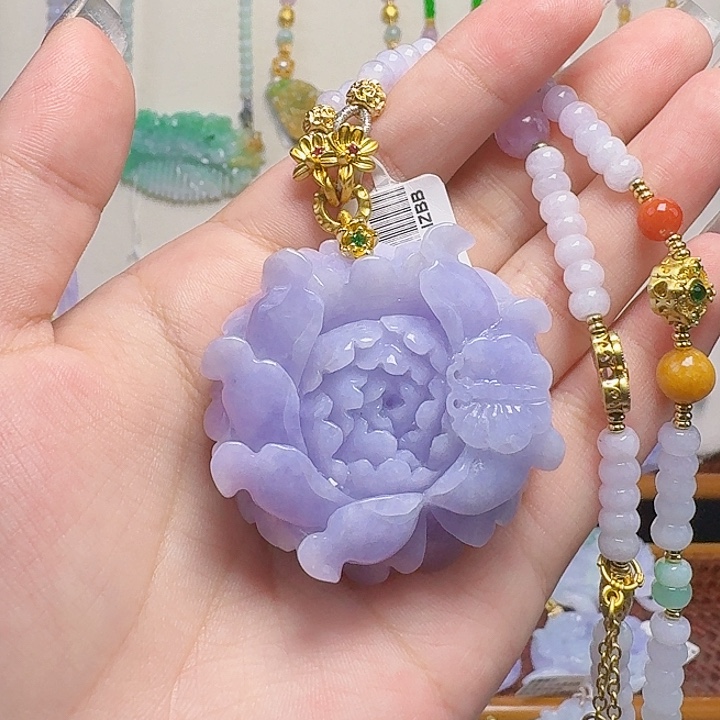 翡翠未镶嵌颈饰蝶恋花