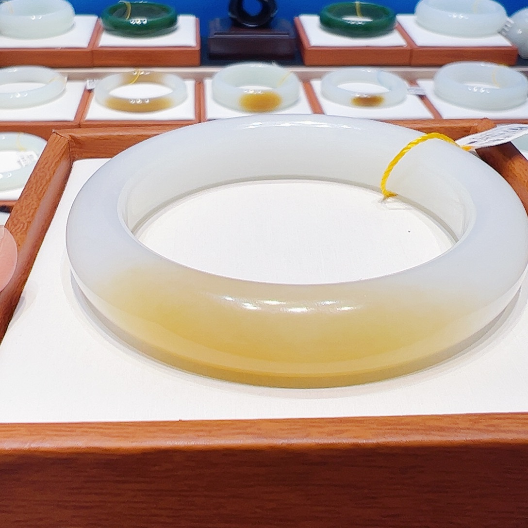 和田玉未镶嵌手镯一口糖5556