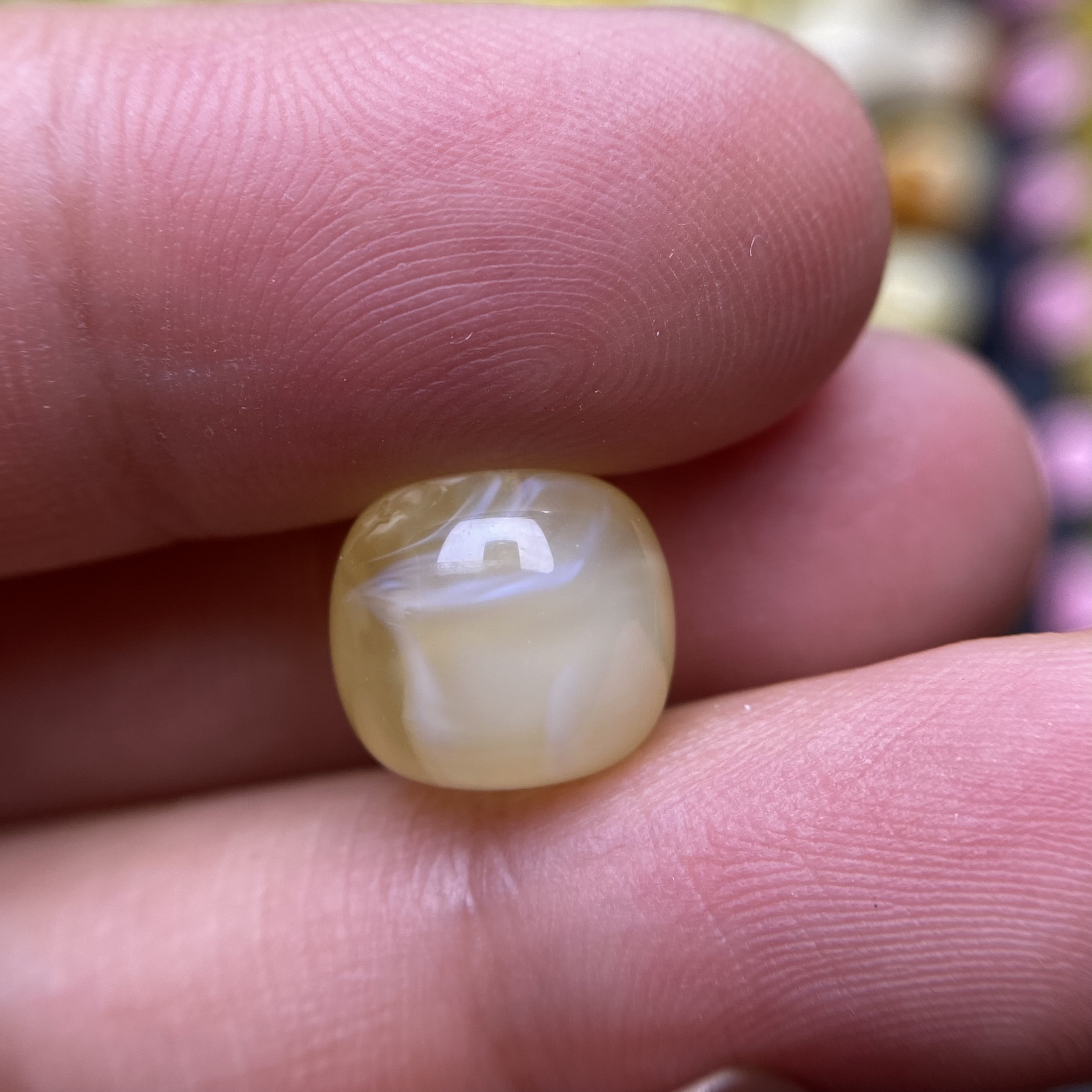 蜜蜡金胶小妖花老型配饰10.7×9.7mm，实物要好看很多，无优化
