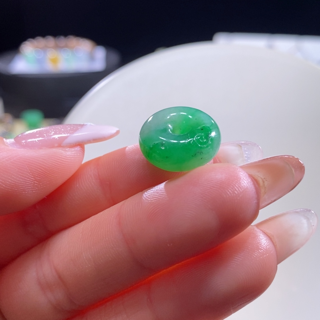 翡翠未镶嵌颈饰翡翠冰飘辣绿扣子