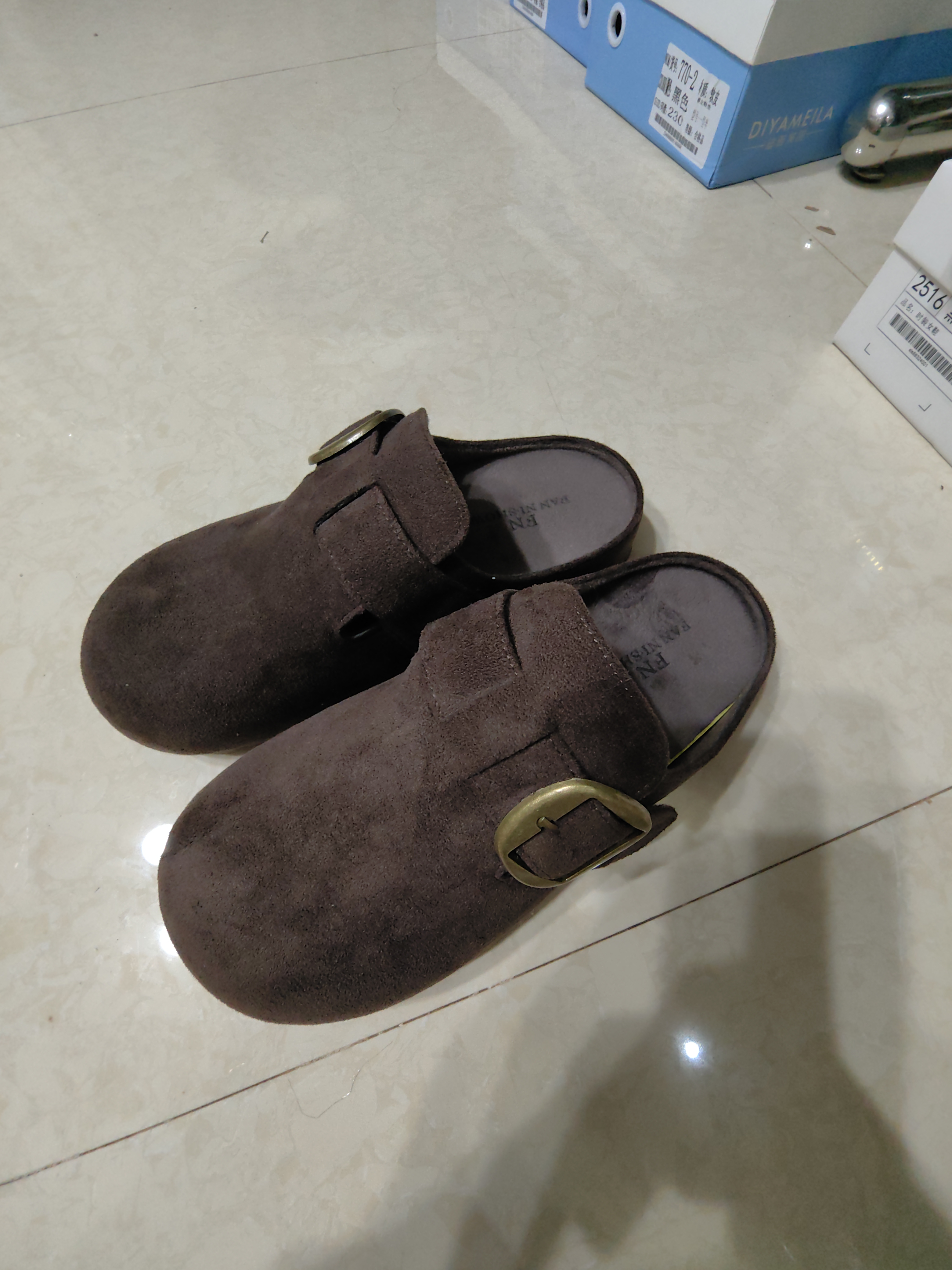 韩版休闲风金属休闲松糕跟包头拖马衔扣凉拖皮拖黑色