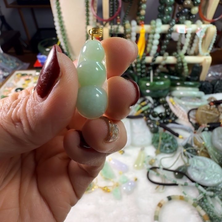 简***单翡翠未镶嵌颈饰一个